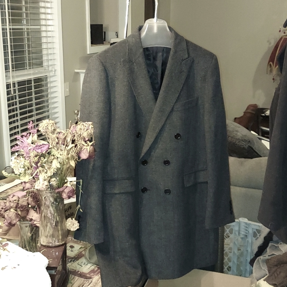 Red Saks 5th Avenue men's charcoal Grey dress coat.